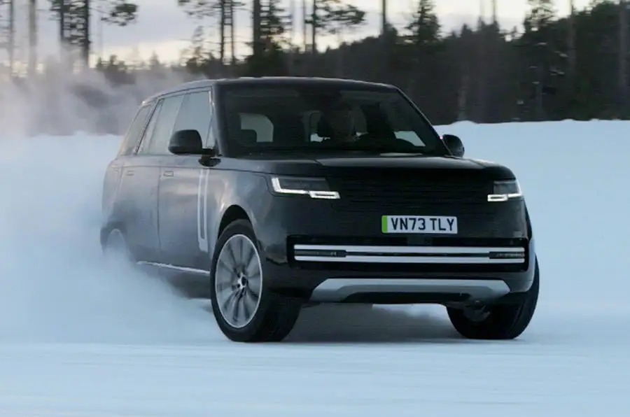 Range Rover thuần điện có gì để chào hàng giới đại gia năm 2024: Thiết kế giữ nguyên, mạnh ngang động cơ V8, off-road không ngán cung đường nào- Ảnh 1.