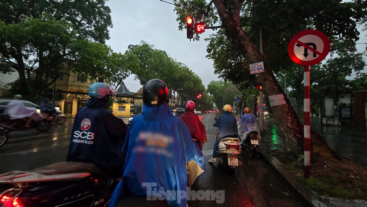 Bầu trời Hà Nội tối sầm sau mưa giông, giao thông hỗn loạn- Ảnh 4.