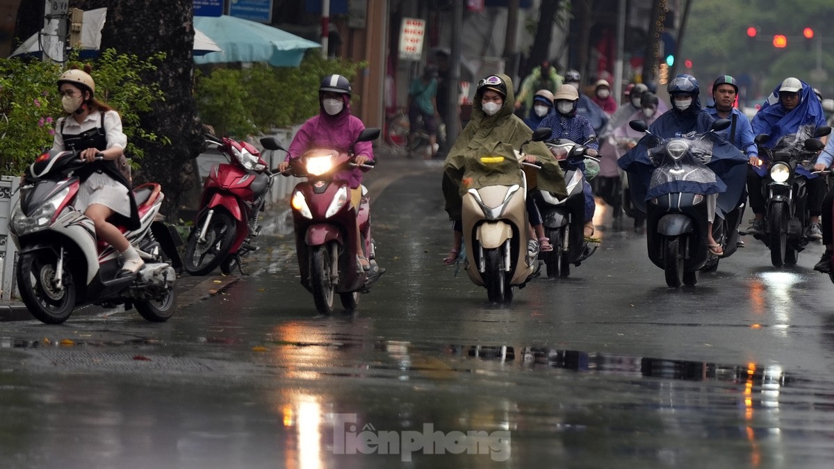 Bầu trời Hà Nội tối sầm sau mưa giông, giao thông hỗn loạn- Ảnh 10.