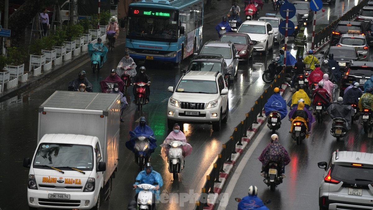 Bầu trời Hà Nội tối sầm sau mưa giông, giao thông hỗn loạn- Ảnh 13.