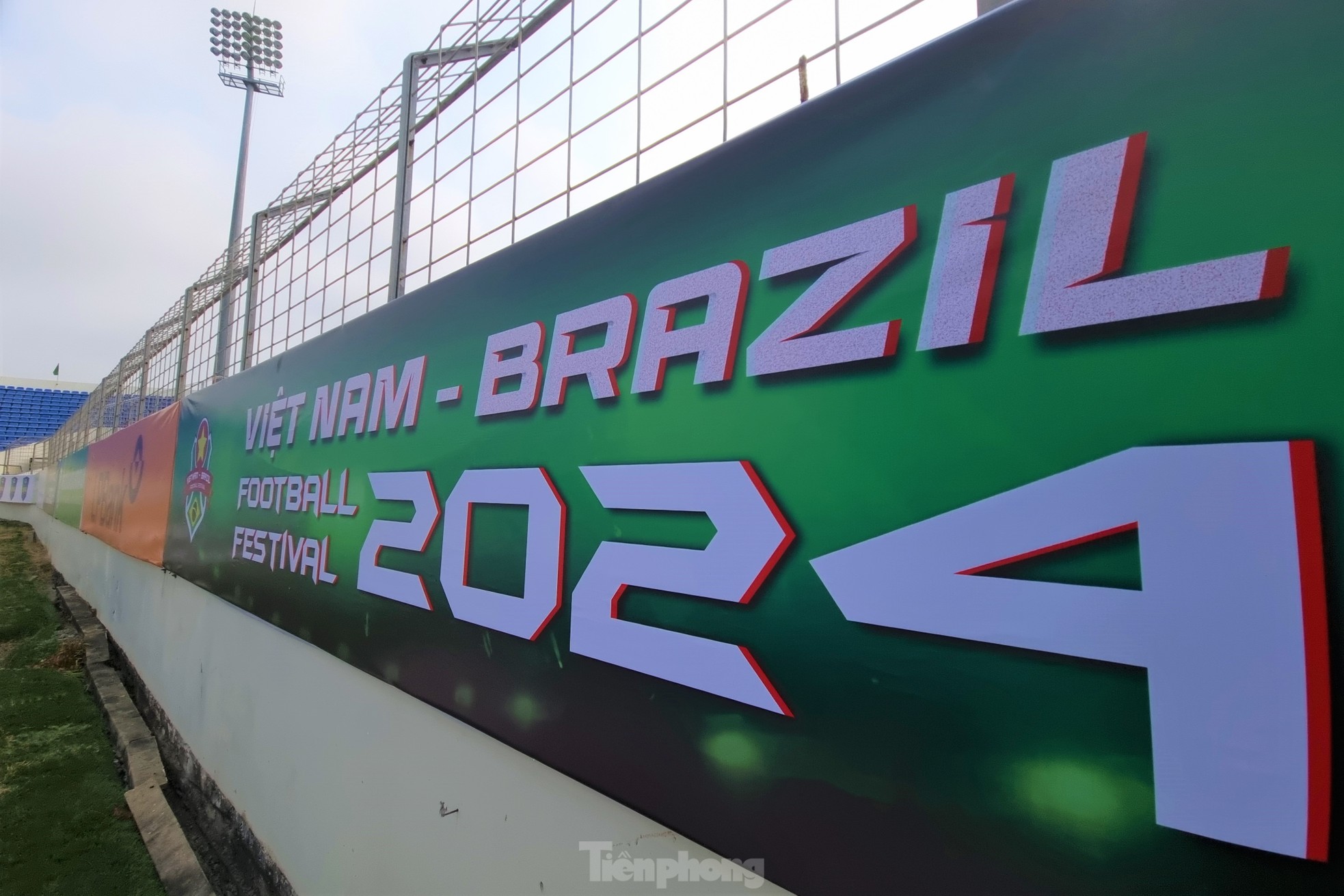 Sân vận động Hòa Xuân trước ngày đón những huyền thoại bóng đá Brazil- Ảnh 10.