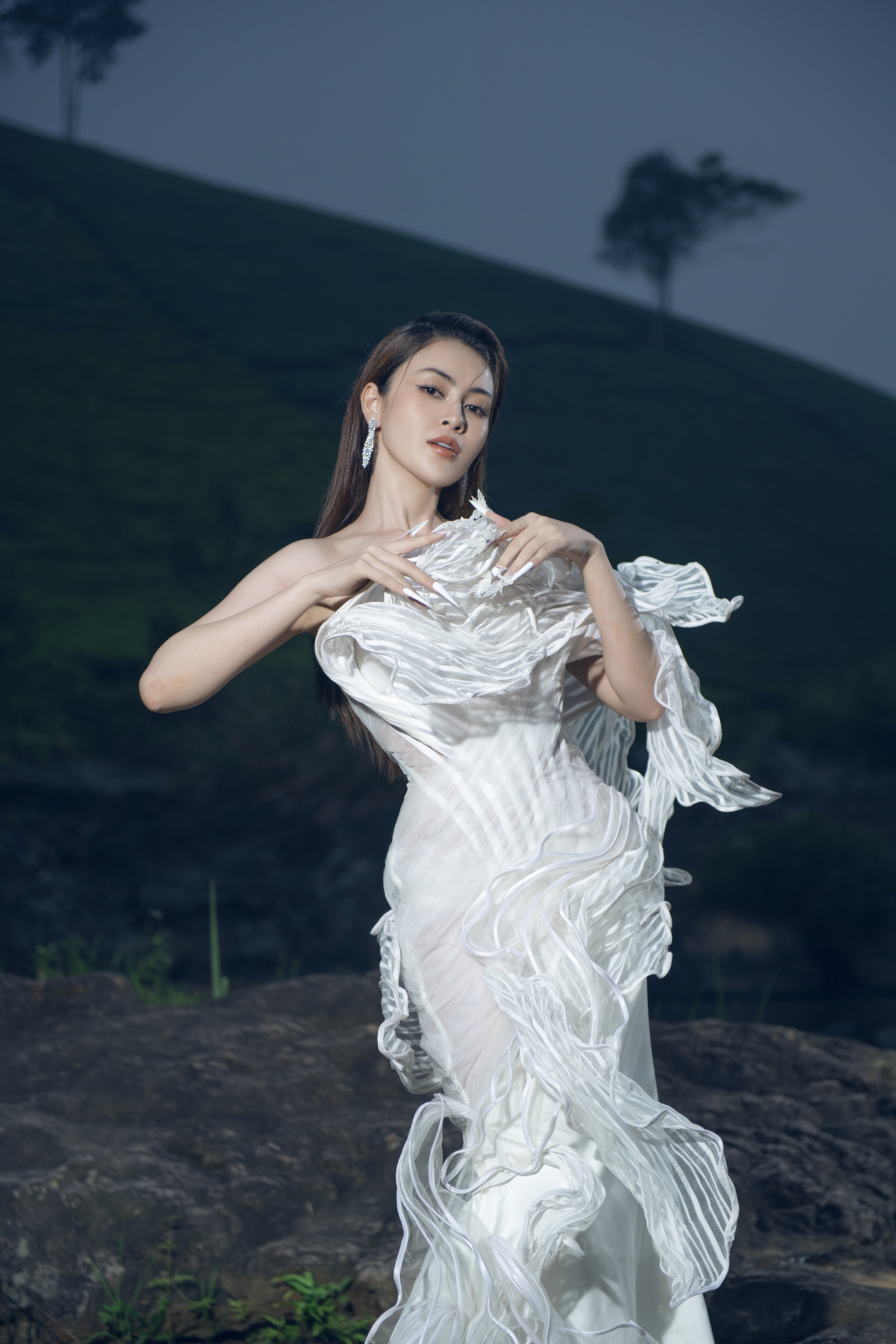 Hoa hậu Lý Kim Thảo dầm mưa để quay clip quảng bá du lịch tỉnh Phú Thọ- Ảnh 12.