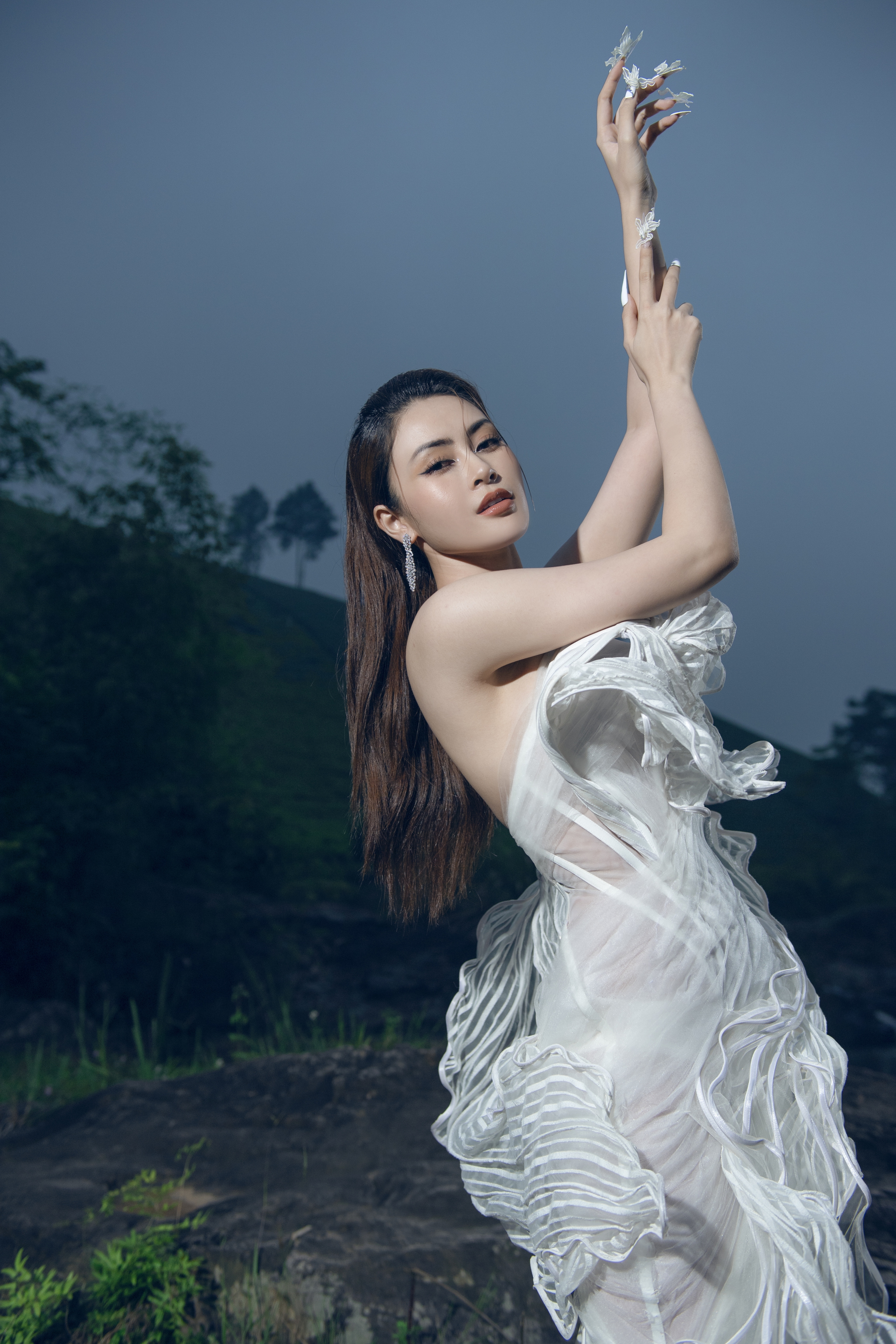 Hoa hậu Lý Kim Thảo dầm mưa để quay clip quảng bá du lịch tỉnh Phú Thọ- Ảnh 13.