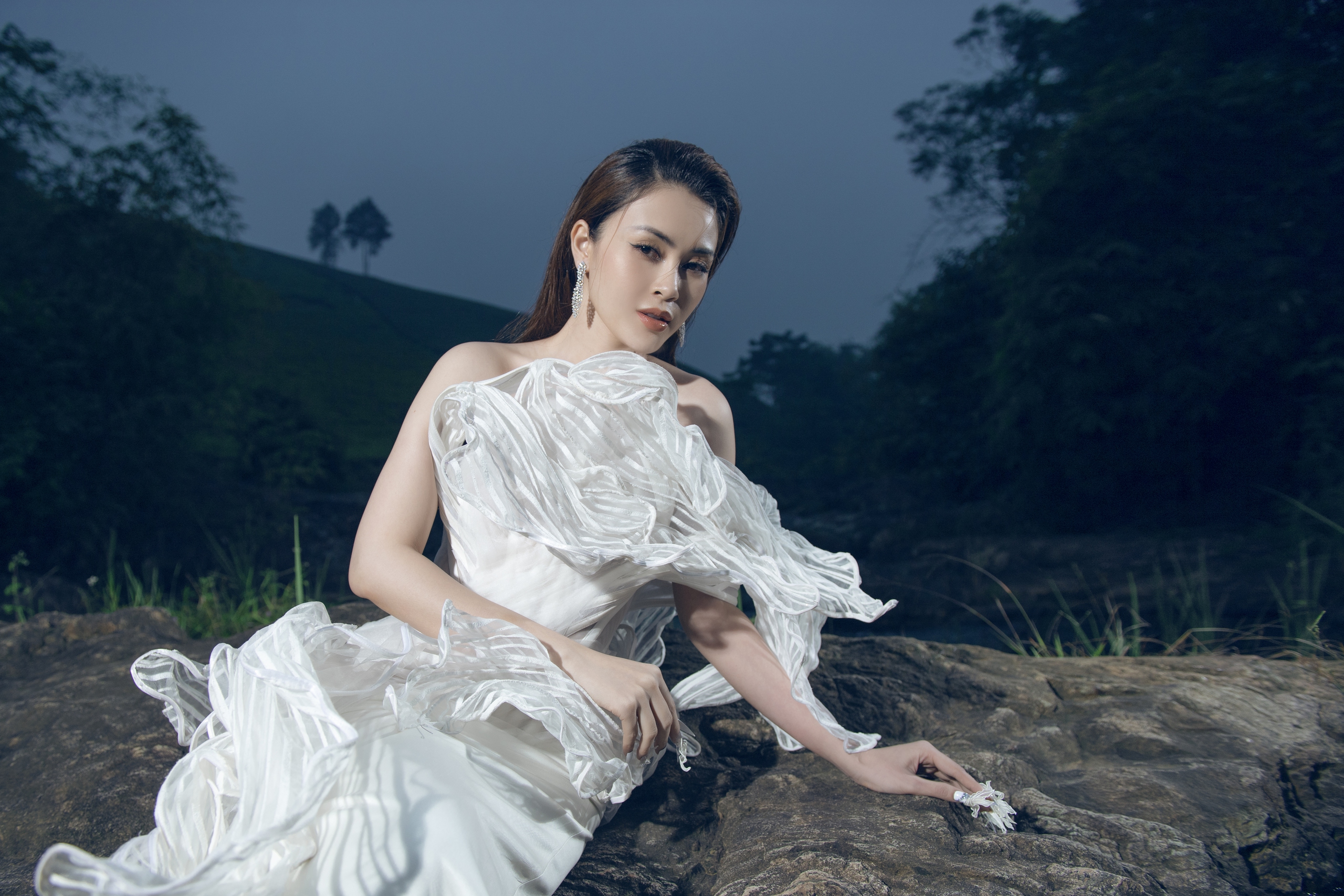 Hoa hậu Lý Kim Thảo dầm mưa để quay clip quảng bá du lịch tỉnh Phú Thọ- Ảnh 11.