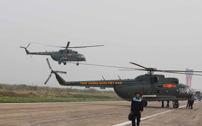 Không quân bay hợp luyện đội hình chuẩn bị Lễ kỷ niệm 70 năm Chiến thắng Điện Biên Phủ- Ảnh 1.