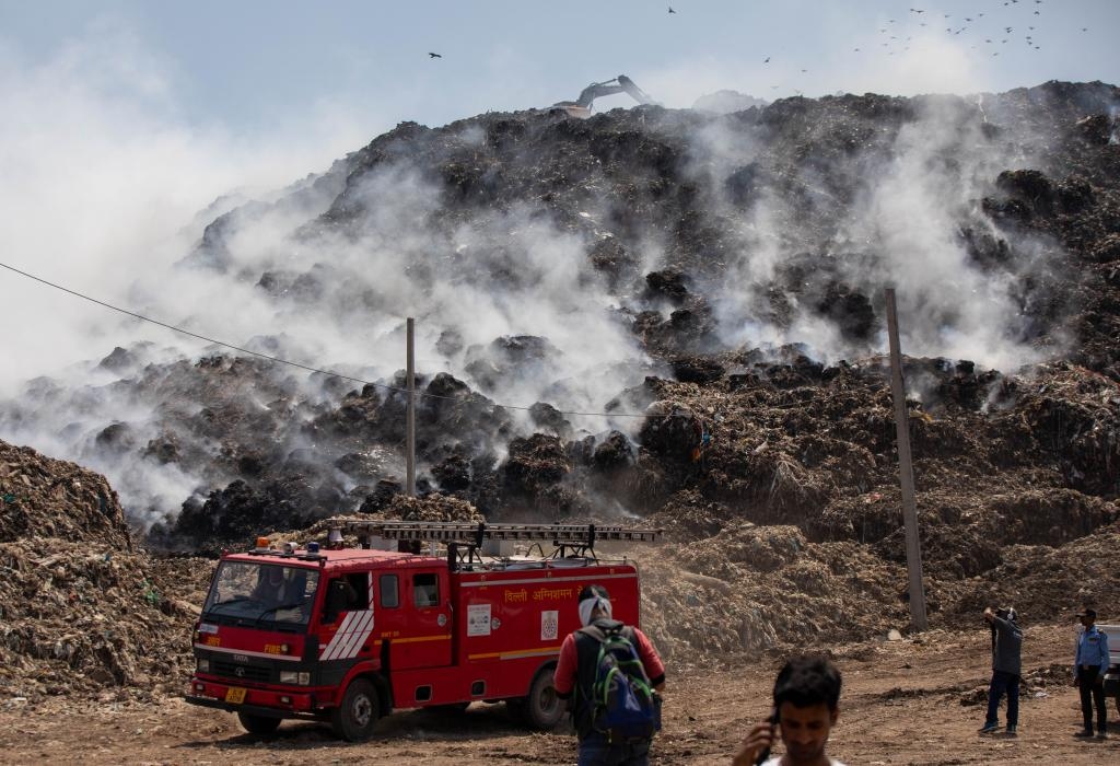 Thủ đô Ấn Độ ngạt thở trong khói độc vì cháy núi rác- Ảnh 2.