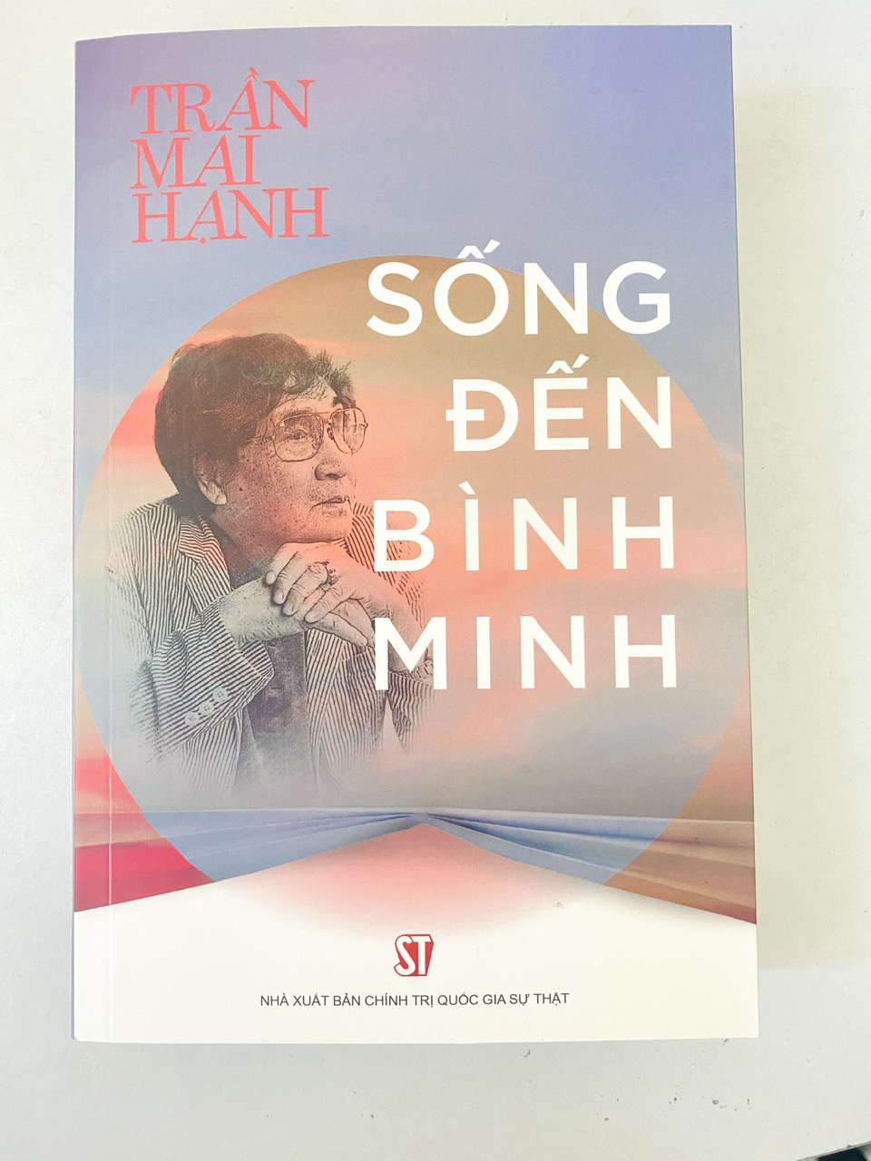 "Sống đến bình minh" - Trần Mai Hạnh để hiểu về số phận con người- Ảnh 1.