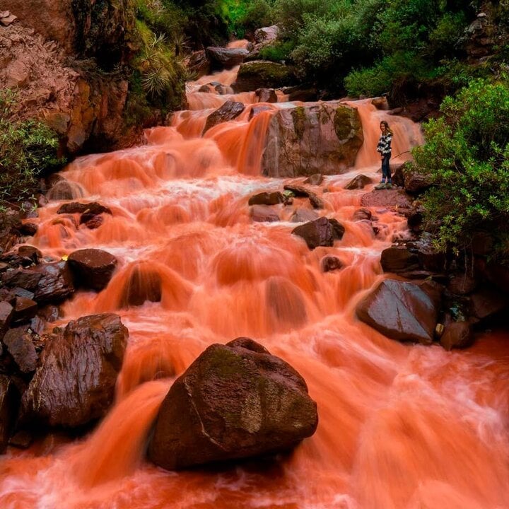 Bí ẩn dòng sông nhuộm đỏ ở Peru, tại sao chỉ đổi màu vào mùa mưa?- Ảnh 1.