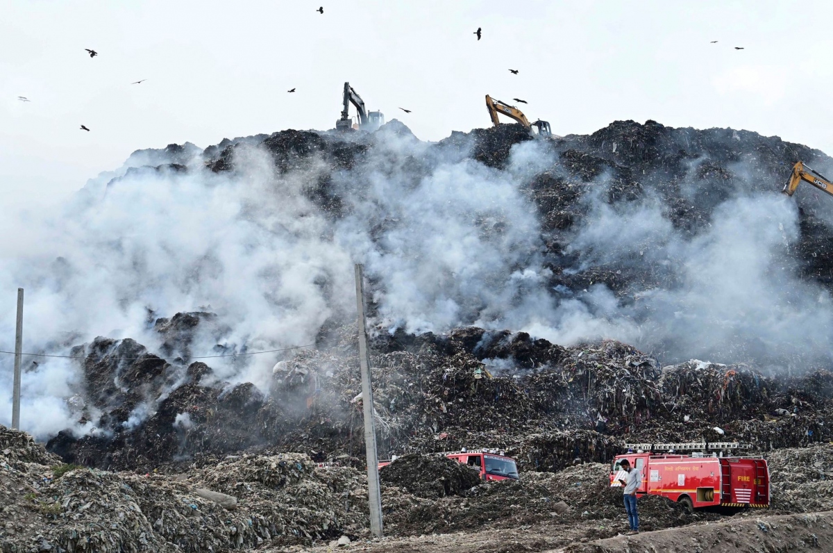 Thủ đô Ấn Độ ngạt thở trong khói độc vì cháy núi rác- Ảnh 1.