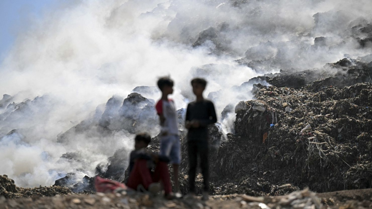 Thủ đô Ấn Độ ngạt thở trong khói độc vì cháy núi rác- Ảnh 5.