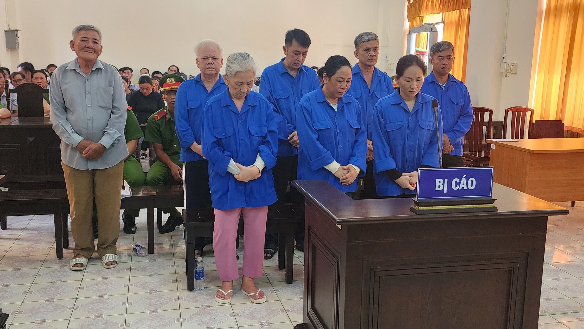 Vì 48 triệu đồng bất chính, 3 bác sĩ ở Kiên Giang lãnh án tù- Ảnh 1.