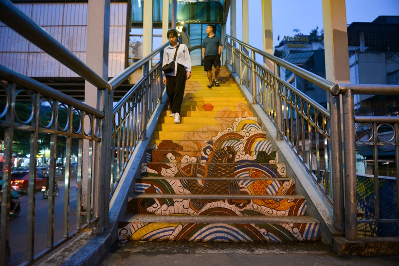 Lung linh ‘thủy cung' trên cầu đi bộ phố Trần Nhật Duật- Ảnh 14.