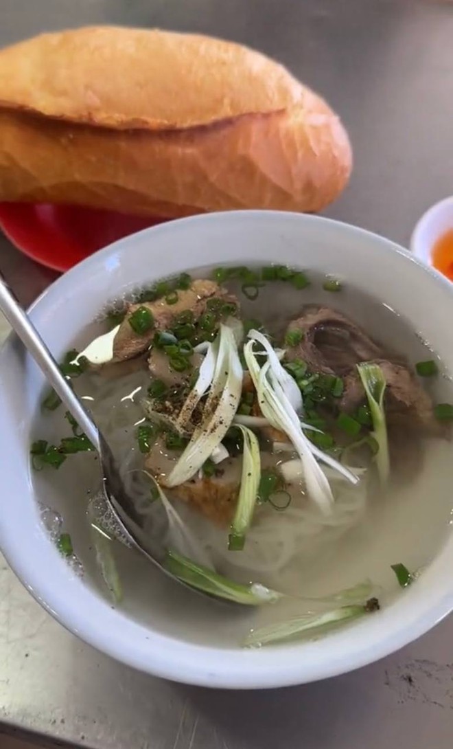 4 quán ngon chỉ dân địa phương mới biết ở Nha Trang: Bánh canh lòng cá phải thử khi đến xứ biển, hàng gỏi bò khô núp hẻm- Ảnh 6.