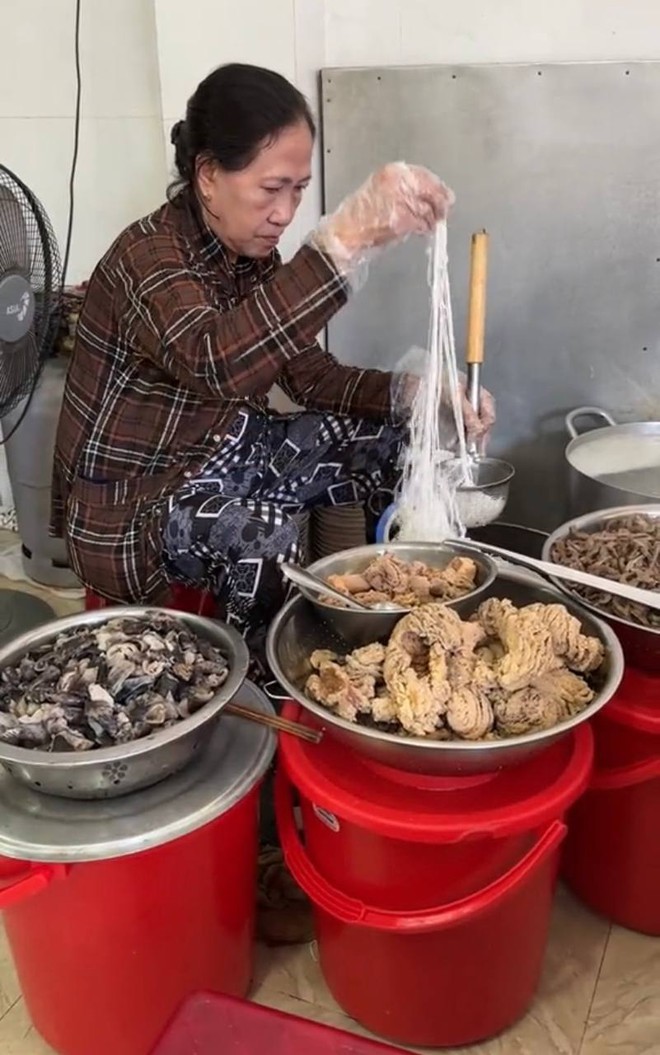 4 quán ngon chỉ dân địa phương mới biết ở Nha Trang: Bánh canh lòng cá phải thử khi đến xứ biển, hàng gỏi bò khô núp hẻm- Ảnh 1.