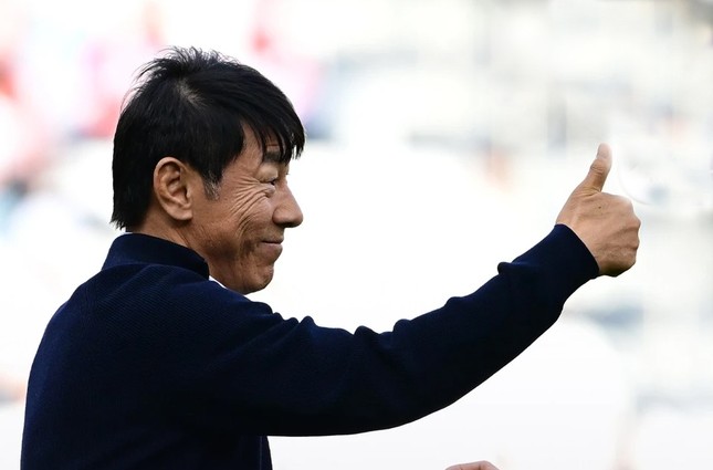 Trước trận gặp Hàn Quốc, HLV Shin Tae-yong nhận quà từ LĐBĐ Indonesia- Ảnh 1.
