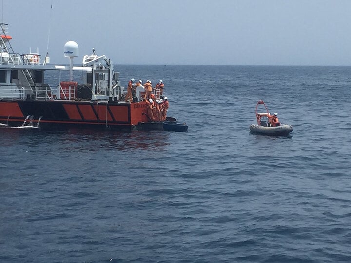 Chìm sà lan khiến 5 người chết và mất tích: Huy động trực thăng tìm kiếm- Ảnh 1.