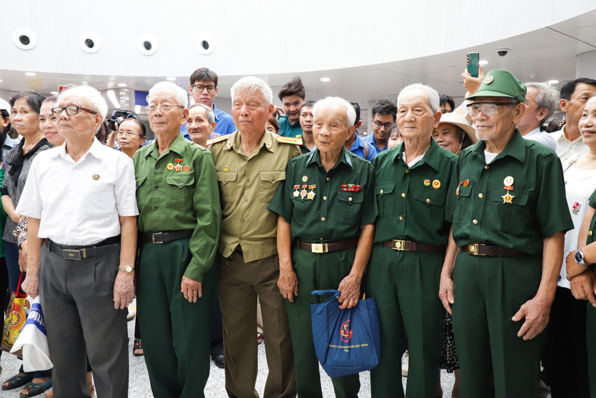 Cựu chiến binh Điện Biên Phủ xúc động khi lần đầu đi thử Metro số 1- Ảnh 6.