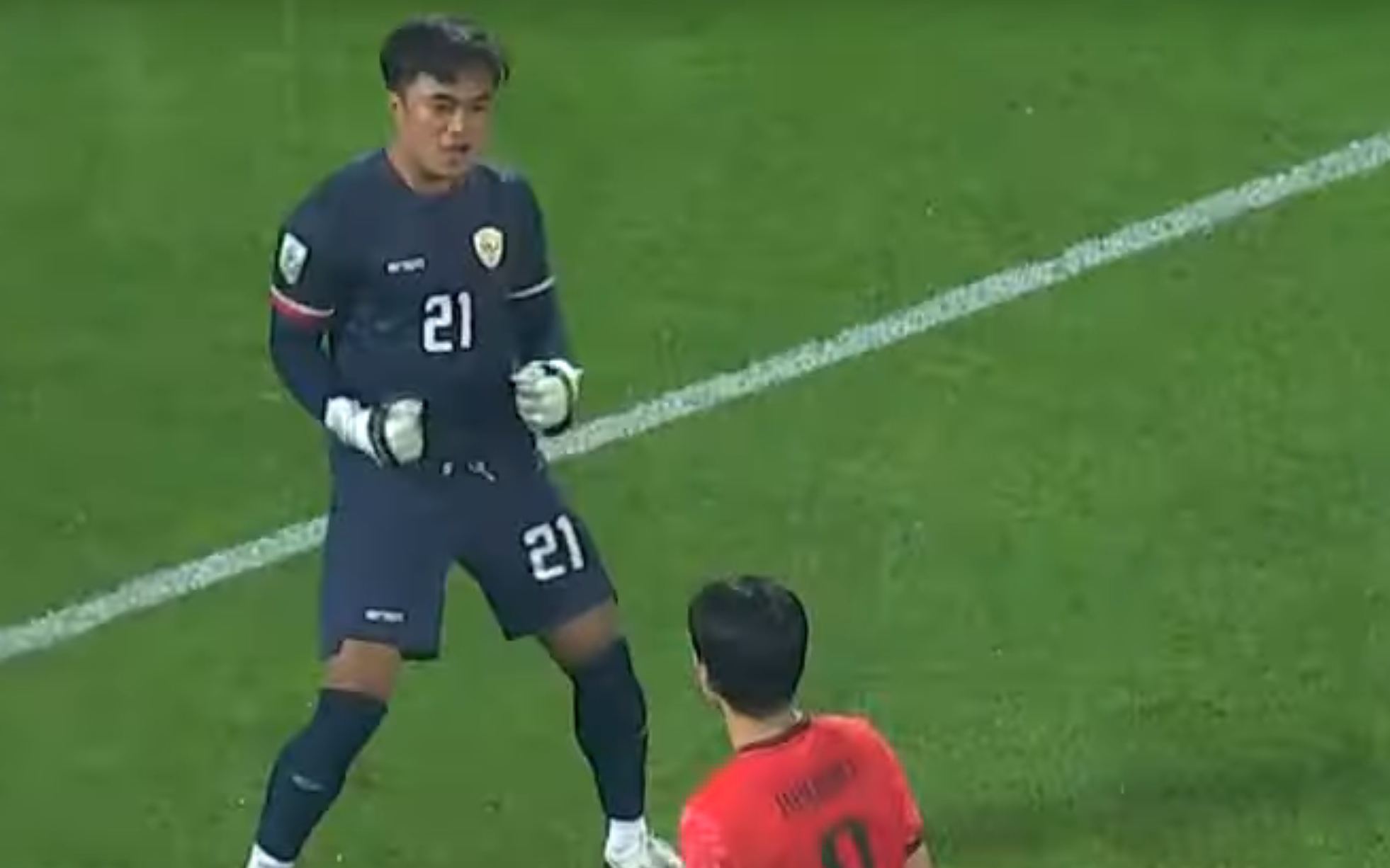 Thủ môn Indonesia hành động xấu xí với cầu thủ Hàn Quốc khi có cơ hội lịch sử