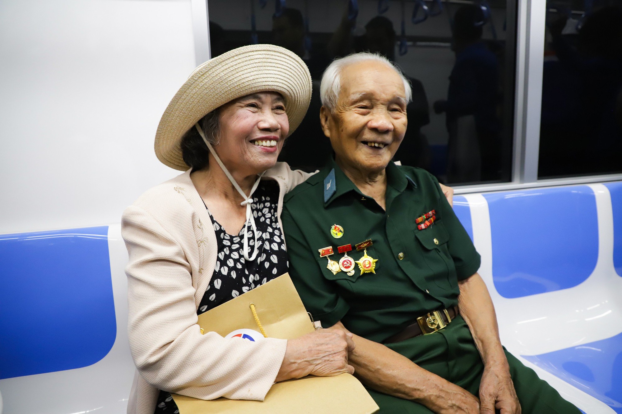Cựu chiến binh Điện Biên Phủ xúc động khi lần đầu đi thử Metro số 1- Ảnh 4.