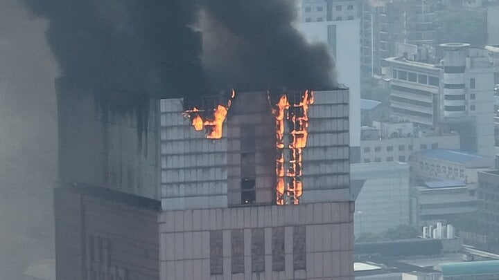Nếu có hỏa hoạn ở tòa nhà cao tầng, nên chạy lên hay chạy xuống để thoát hiểm?- Ảnh 1.