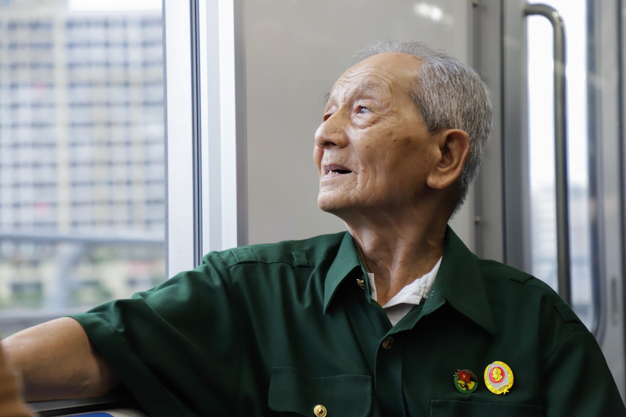 Cựu chiến binh Điện Biên Phủ xúc động khi lần đầu đi thử Metro số 1- Ảnh 2.