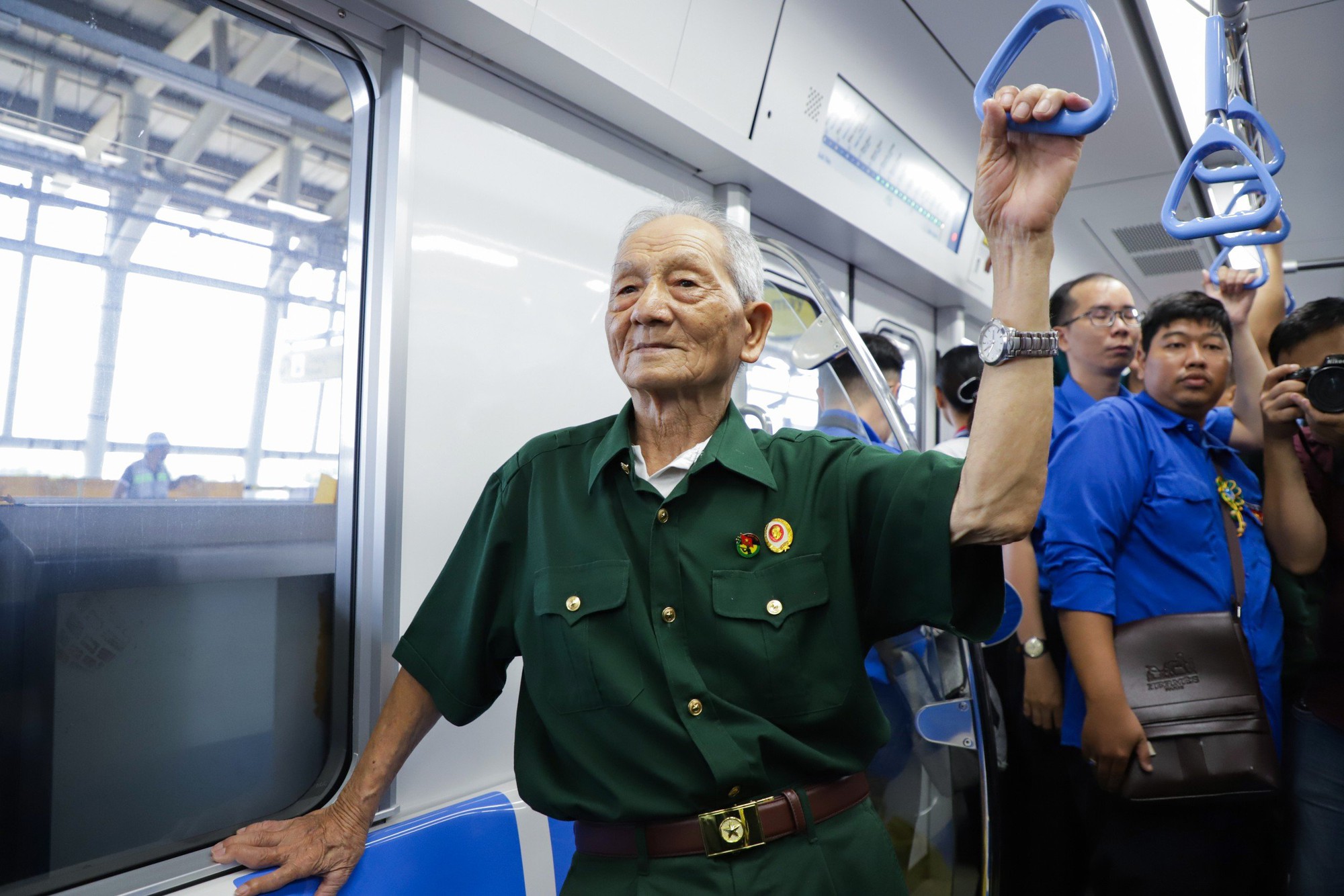 Cựu chiến binh Điện Biên Phủ xúc động khi lần đầu đi thử Metro số 1- Ảnh 5.