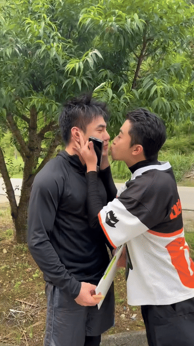 Lê Dương Bảo Lâm và dàn sao 2 ngày 1 đêm gây tranh cãi vì video hôn nhau, đến Trường Giang phải lắc đầu ngao ngán- Ảnh 1.