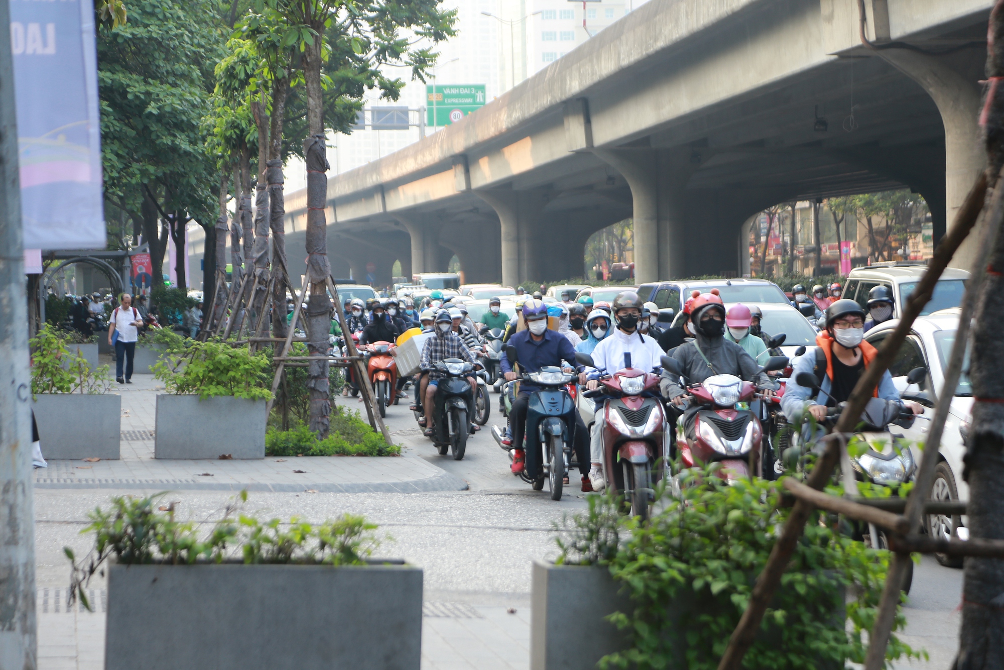 Chính thức “khởi động” cho kỳ nghỉ lễ 5 ngày: Người dân lên đường về quê, kẹt xe khắp mọi nơi- Ảnh 21.