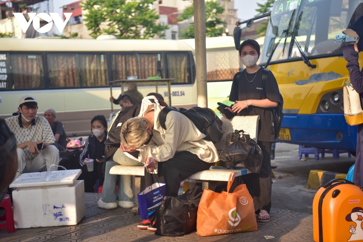 Người dân ùn ùn đổ về các bến xe ở Hà Nội dịp nghỉ lễ 30/4 và 1/5- Ảnh 16.