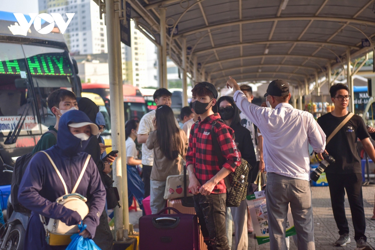 Người dân ùn ùn đổ về các bến xe ở Hà Nội dịp nghỉ lễ 30/4 và 1/5- Ảnh 13.