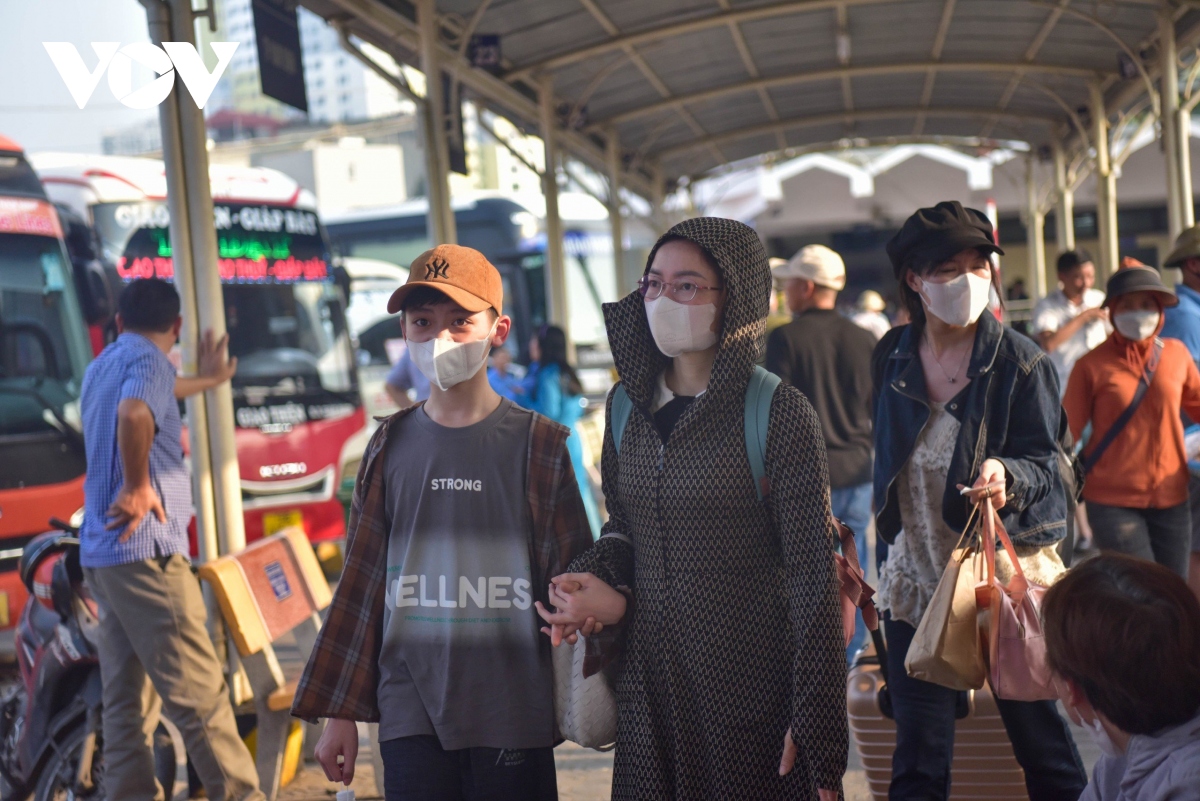 Người dân ùn ùn đổ về các bến xe ở Hà Nội dịp nghỉ lễ 30/4 và 1/5- Ảnh 2.