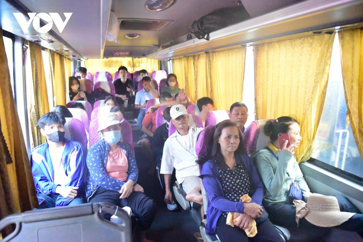 Người dân ùn ùn đổ về các bến xe ở Hà Nội dịp nghỉ lễ 30/4 và 1/5- Ảnh 19.
