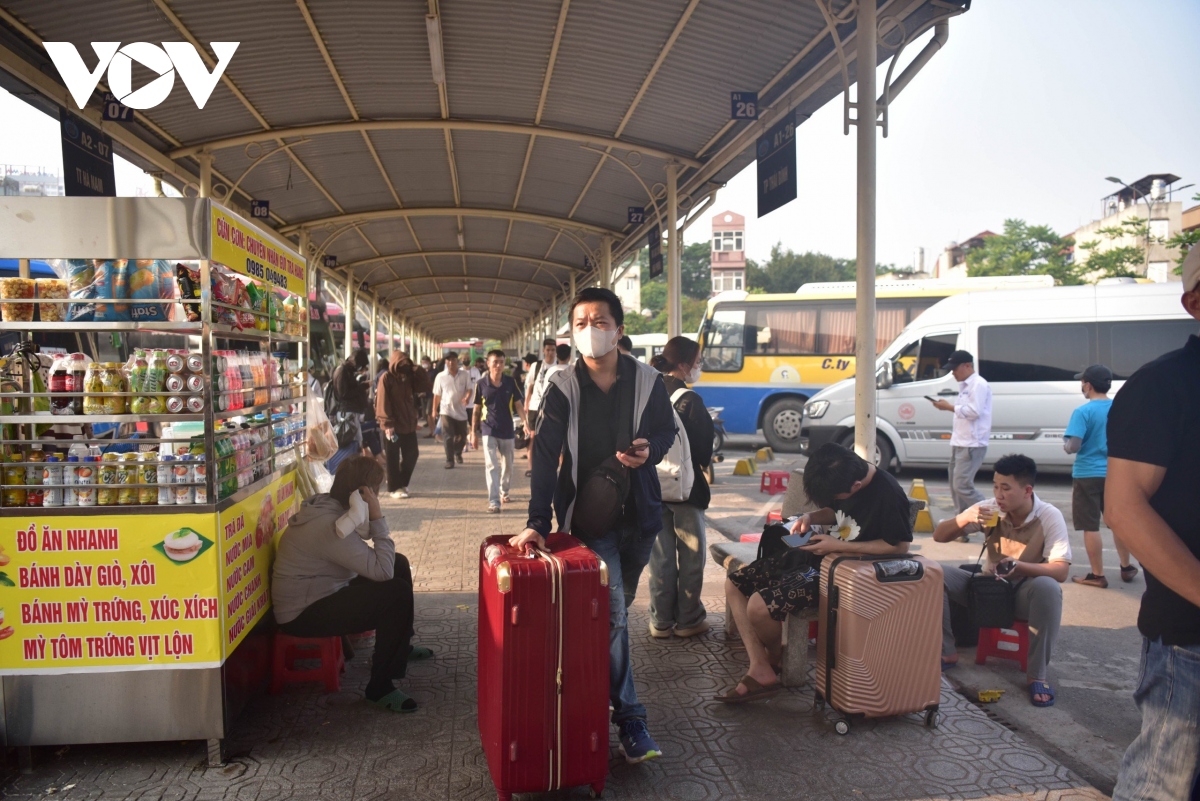 Người dân ùn ùn đổ về các bến xe ở Hà Nội dịp nghỉ lễ 30/4 và 1/5- Ảnh 17.