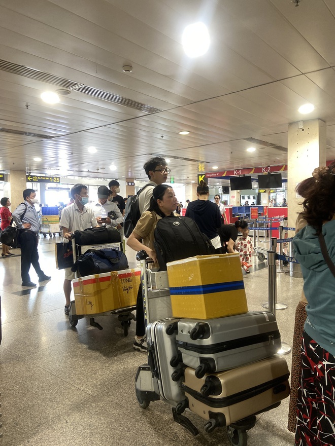 Sân bay Tân Sơn Nhất lúc này: Nhiều người đã vác vali về quê, đi du lịch dịp lễ 30/4- Ảnh 4.