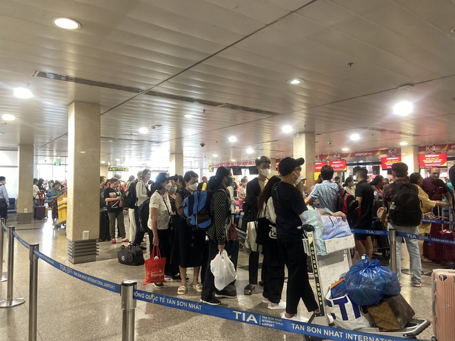 Sân bay Tân Sơn Nhất lúc này: Nhiều người đã vác vali về quê, đi du lịch dịp lễ 30/4- Ảnh 3.