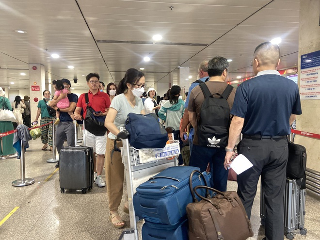 Sân bay Tân Sơn Nhất lúc này: Nhiều người đã vác vali về quê, đi du lịch dịp lễ 30/4- Ảnh 2.