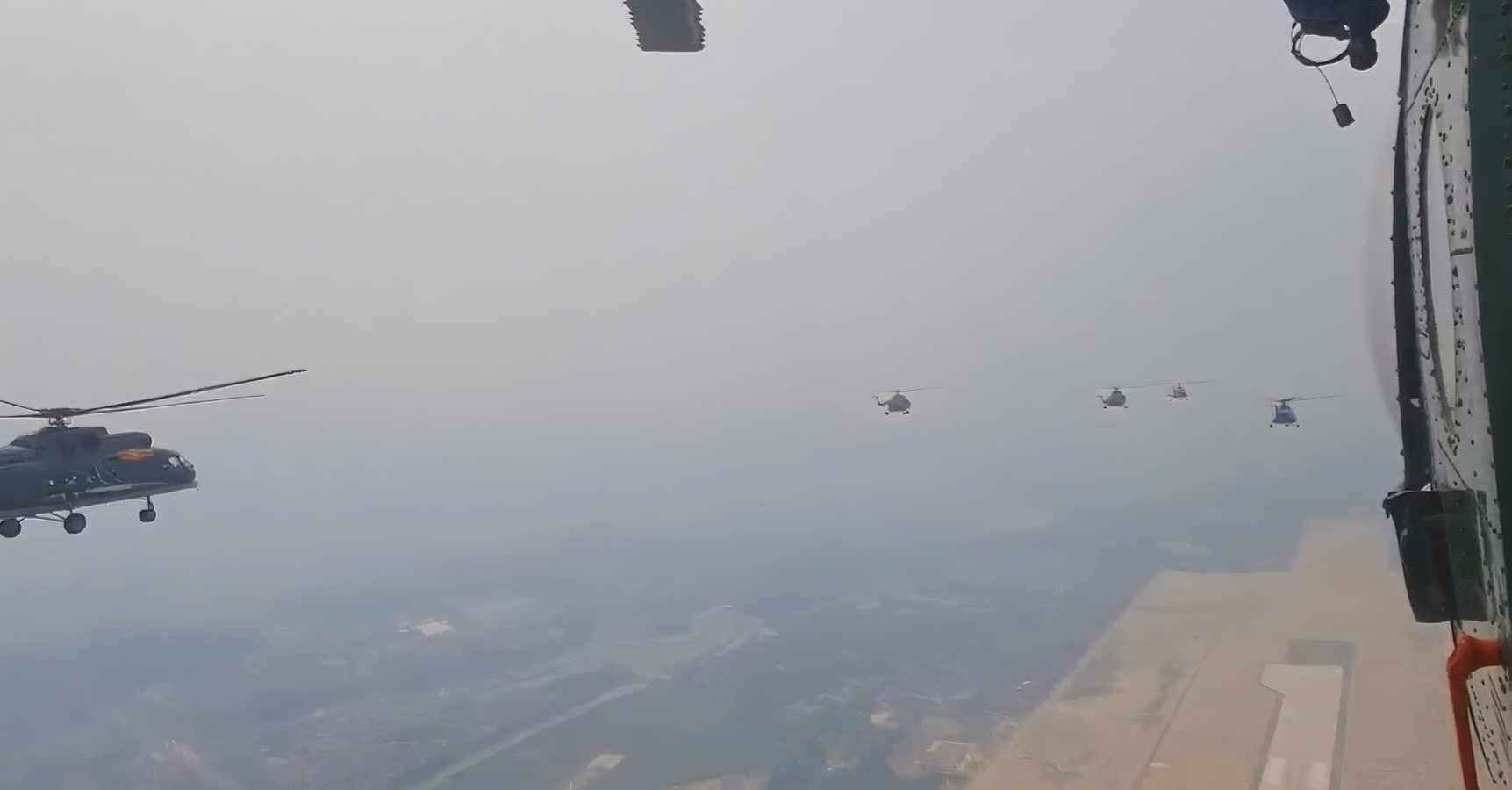 Hình ảnh độc đáo về Phi đội 10 trực thăng lần đầu tiên 