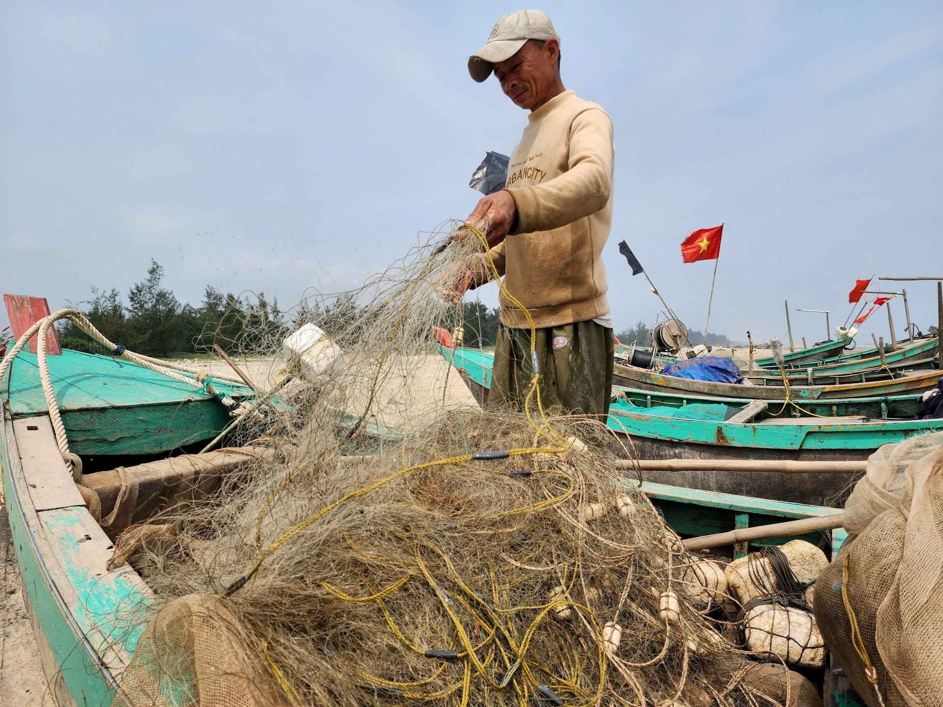 Ngư dân Hà Tĩnh kiếm tiền triệu mỗi ngày từ loại nhuyễn thể đặc biệt
- Ảnh 1.