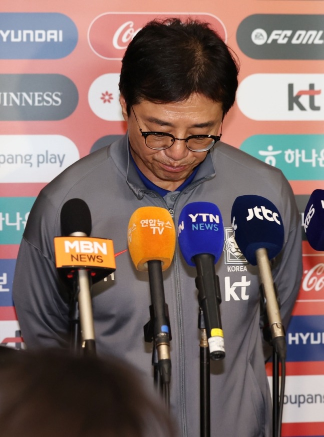 U23 Hàn Quốc buồn bã về nước sau thất bại chấn động tại giải U23 châu Á, HLV trưởng nghẹn ngào cúi đầu xin lỗi- Ảnh 7.