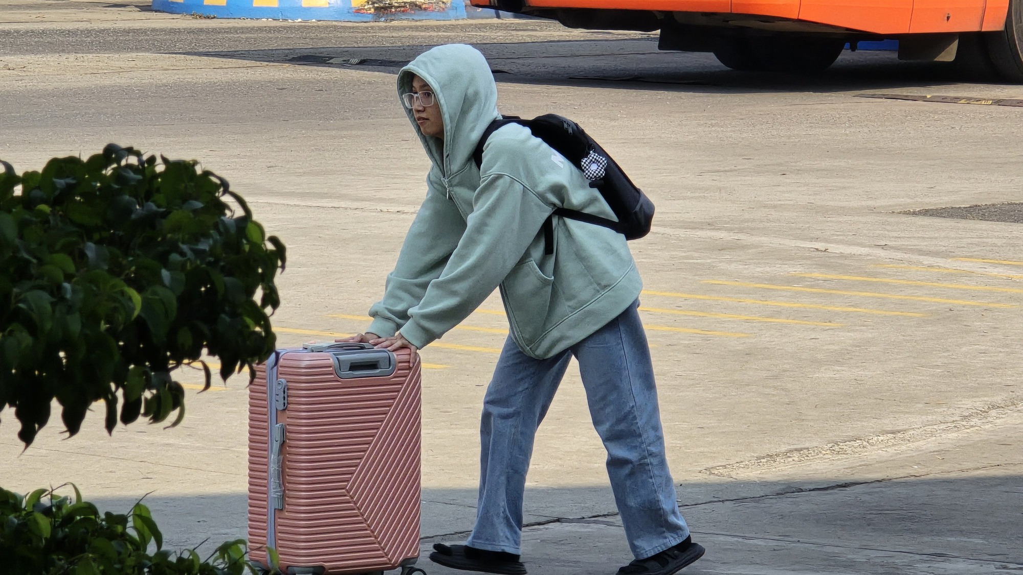Khung cảnh lạ ở sân bay Tân Sơn Nhất trong ngày đầu nghỉ lễ 30-4, 1-5- Ảnh 9.