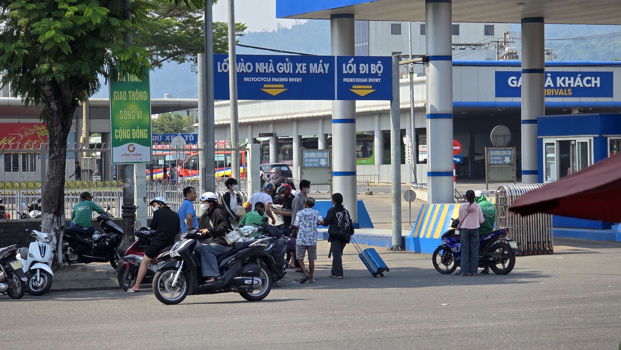Khung cảnh lạ ở sân bay Tân Sơn Nhất trong ngày đầu nghỉ lễ 30-4, 1-5- Ảnh 5.