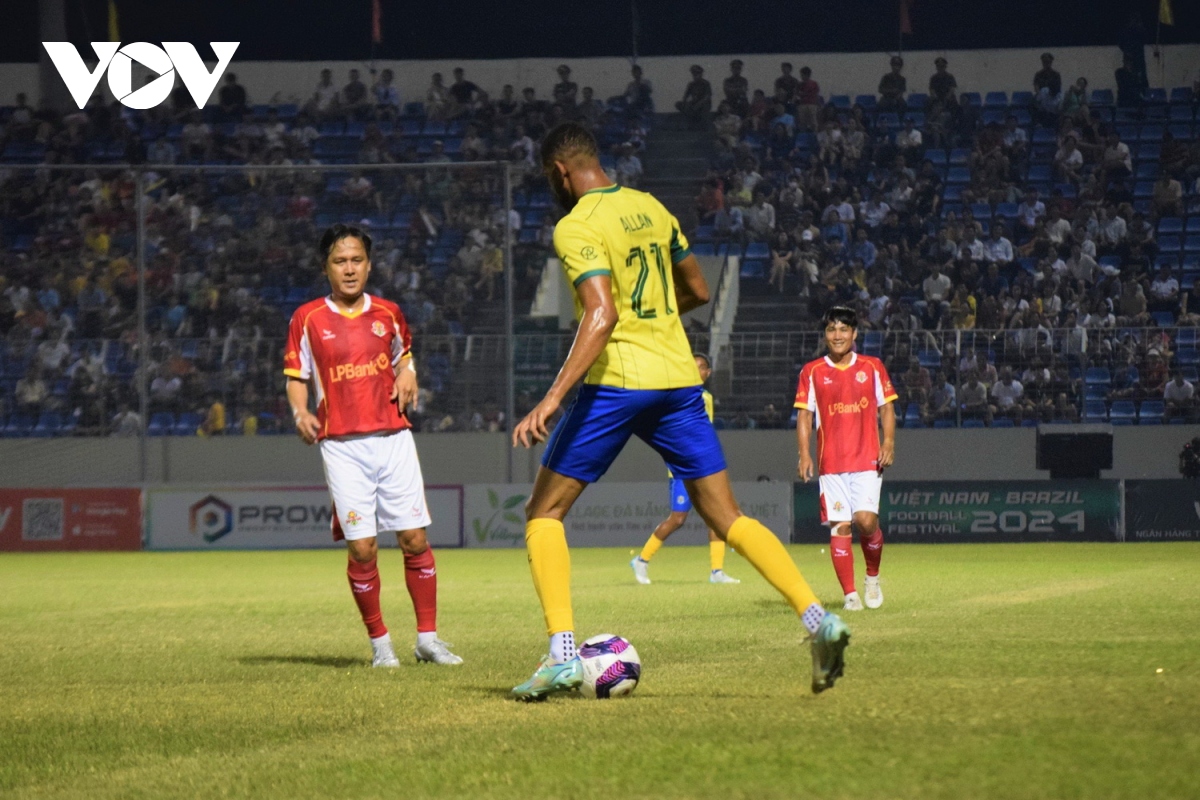 Khoảnh khắc đẹp trận cầu giữa ngôi sao bóng đá Việt Nam và Brazil trên SVĐ Hòa Xuân- Ảnh 2.