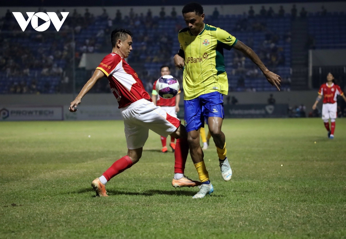 Khoảnh khắc đẹp trận cầu giữa ngôi sao bóng đá Việt Nam và Brazil trên SVĐ Hòa Xuân- Ảnh 3.