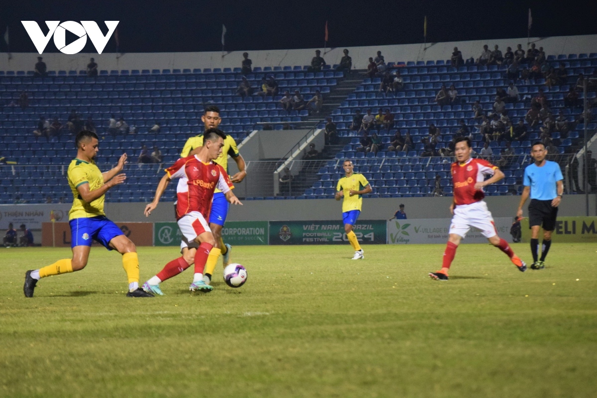 Khoảnh khắc đẹp trận cầu giữa ngôi sao bóng đá Việt Nam và Brazil trên SVĐ Hòa Xuân- Ảnh 9.