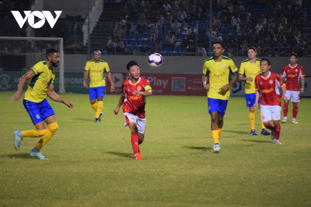 Khoảnh khắc đẹp trận cầu giữa ngôi sao bóng đá Việt Nam và Brazil trên SVĐ Hòa Xuân- Ảnh 20.