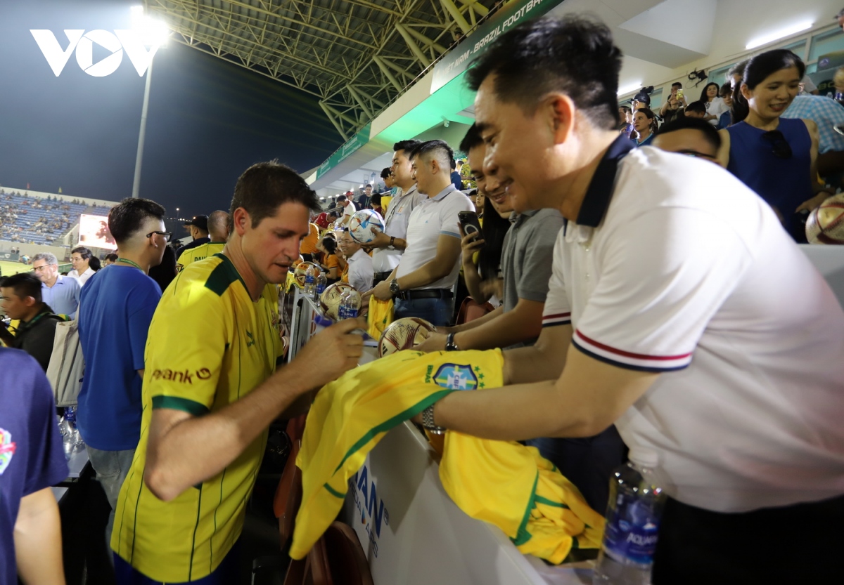Khoảnh khắc đẹp trận cầu giữa ngôi sao bóng đá Việt Nam và Brazil trên SVĐ Hòa Xuân- Ảnh 12.