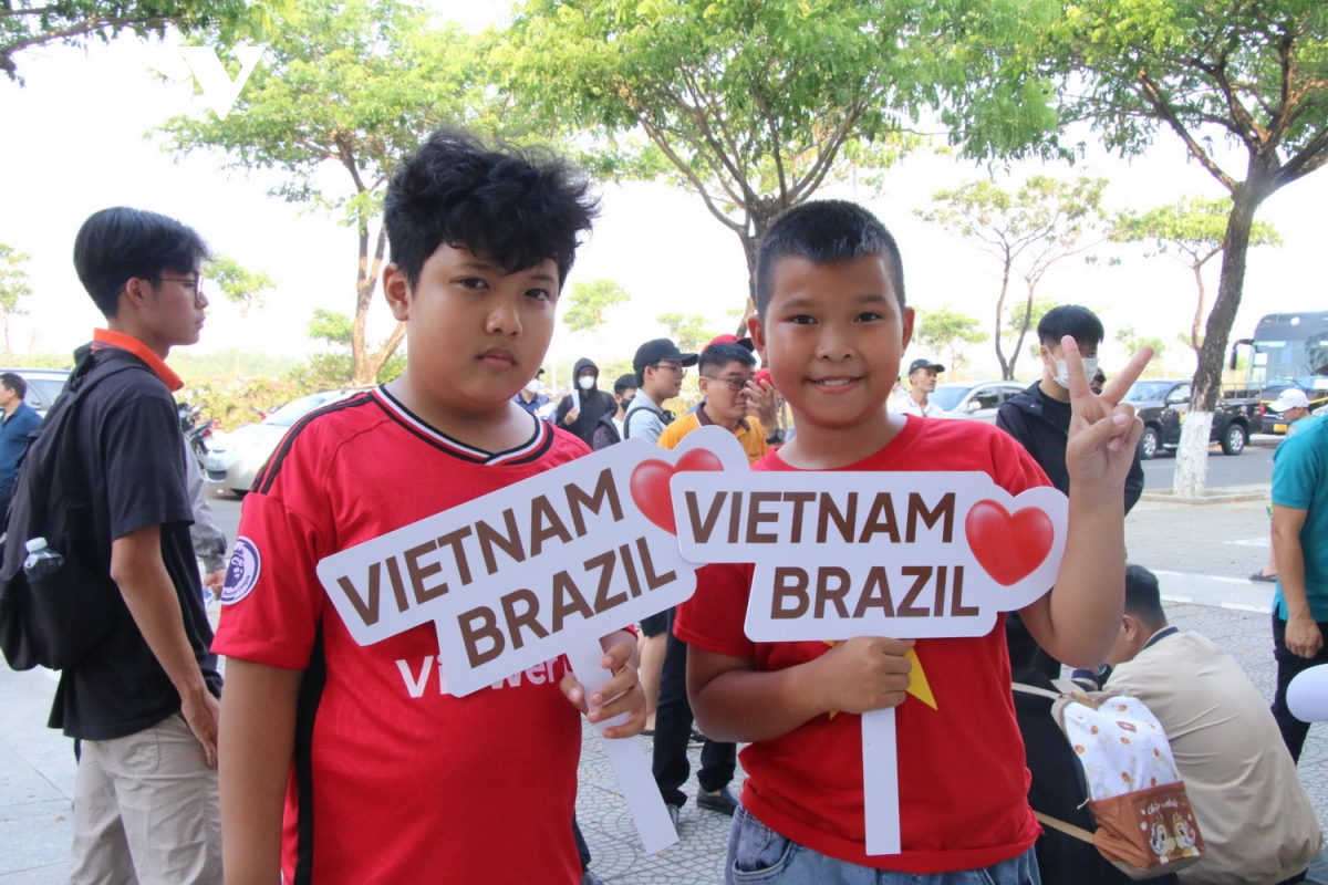 Khoảnh khắc đẹp trận cầu giữa ngôi sao bóng đá Việt Nam và Brazil trên SVĐ Hòa Xuân- Ảnh 18.