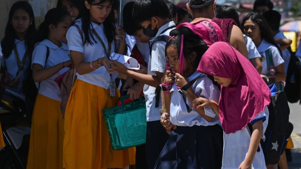 Chùm ảnh: Nắng nóng lịch sử tại hàng loạt quốc gia Đông Nam Á khiến người dân 