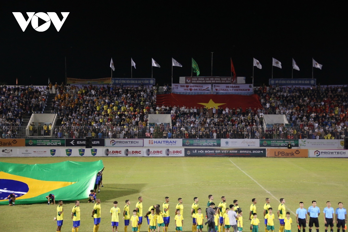 Khoảnh khắc đẹp trận cầu giữa ngôi sao bóng đá Việt Nam và Brazil trên SVĐ Hòa Xuân- Ảnh 5.