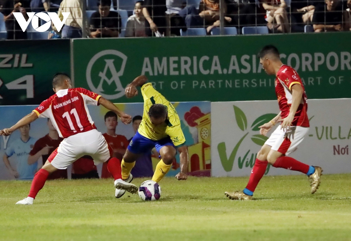 Khoảnh khắc đẹp trận cầu giữa ngôi sao bóng đá Việt Nam và Brazil trên SVĐ Hòa Xuân- Ảnh 17.